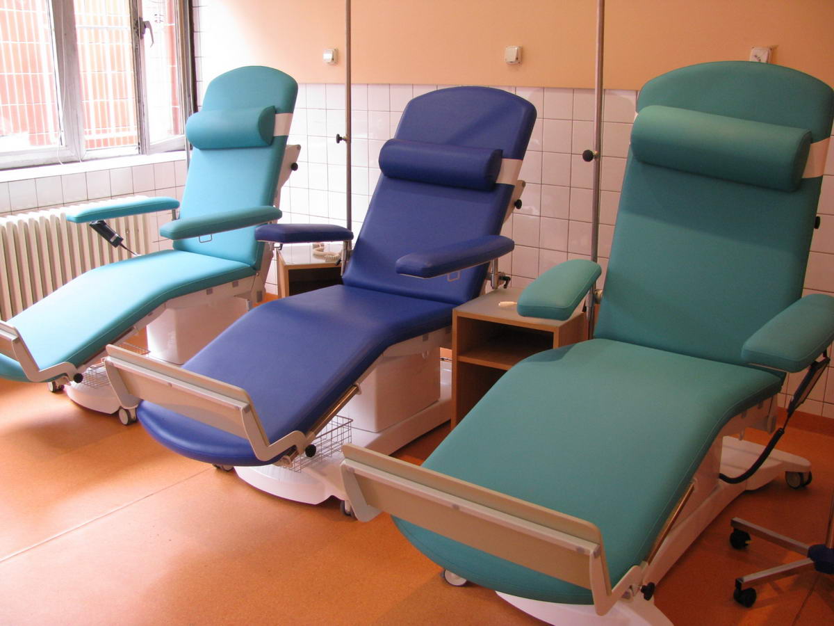 Nové kreslá priniesli onkologickým pacientom väčšie pohodlie Nové kreslá priniesli onkologickým pacientom väčšie pohodlie