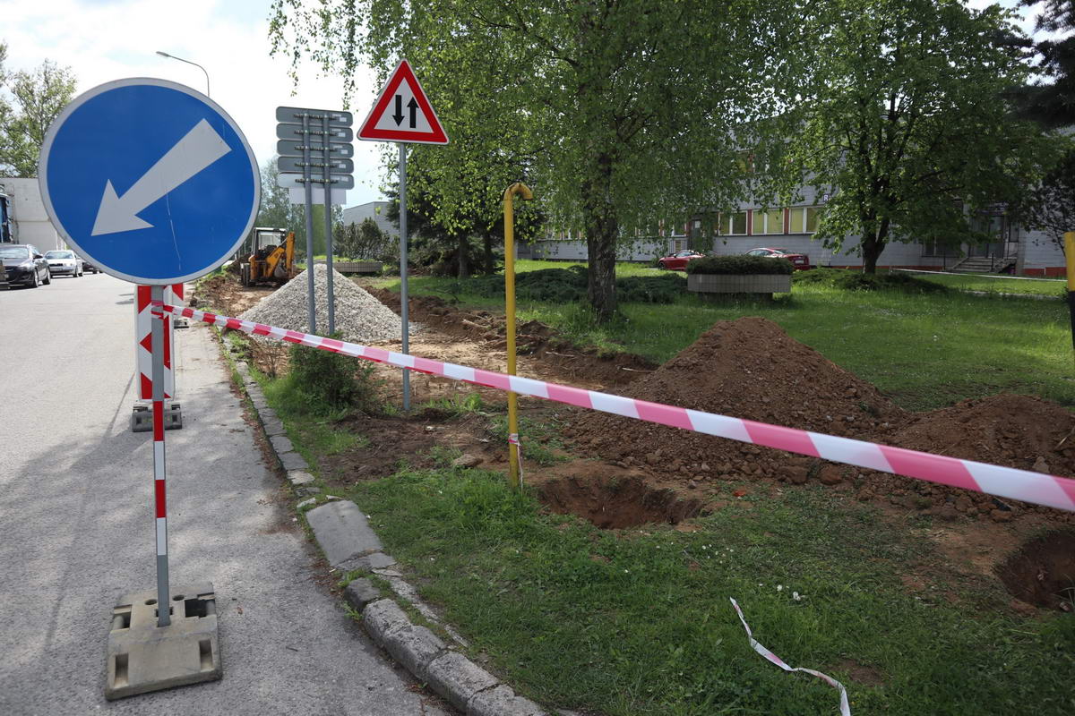 Začali prvé stavebné práce pri vjazde a výjazde z areálu nemocnice