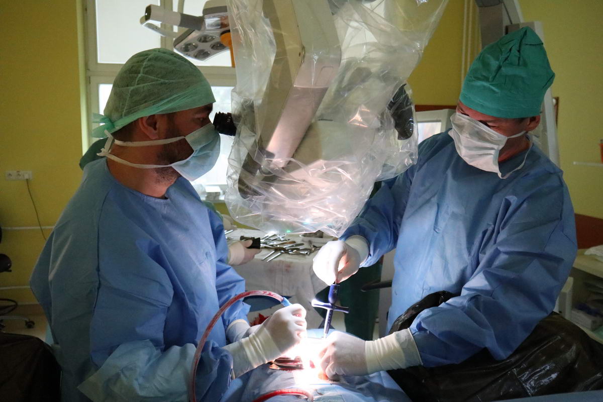 Nová metóda operácie platničky je už úspešne zavedená aj v žilinskej nemocnici Nová metóda operácie platničky je už úspešne zavedená aj v žilinskej nemocnici