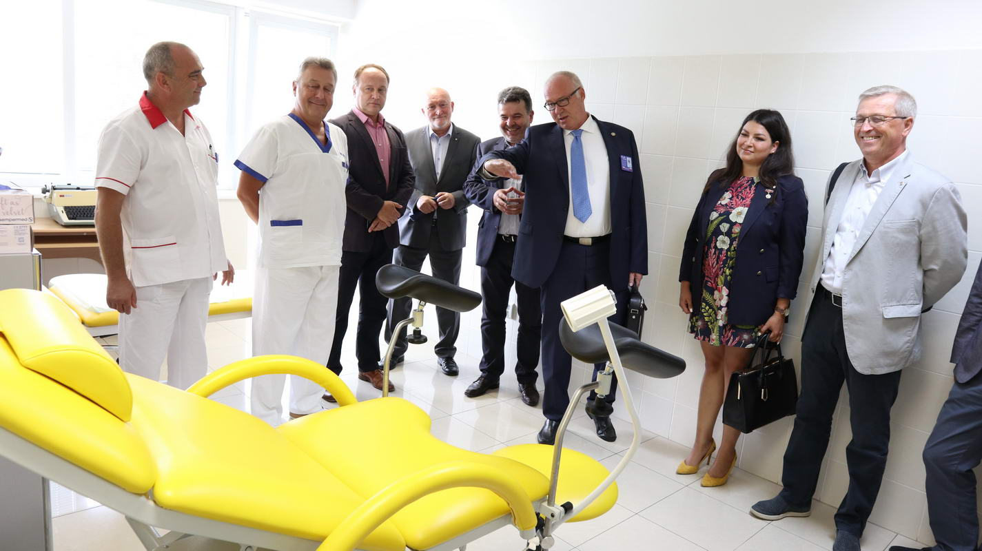 Žilinskú nemocnicu navštívil guvernér československého distriktu Rotary International (tretí sprava) Žilinskú nemocnicu navštívil guvernér československého distriktu Rotary International (tretí sprava)