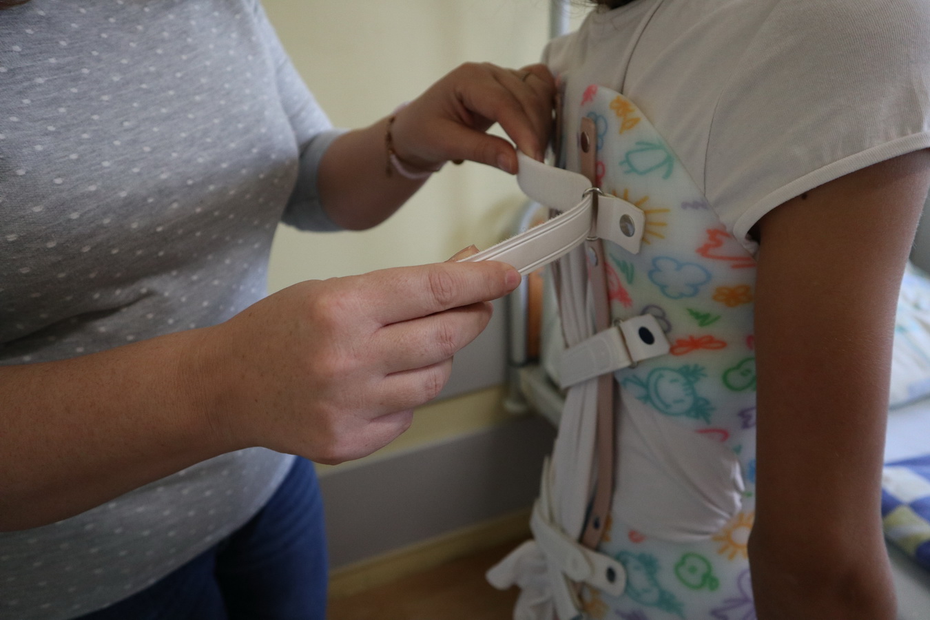 Školáčka Lenka musela nosiť korzet a bojovať s rôznymi obmedzeniami