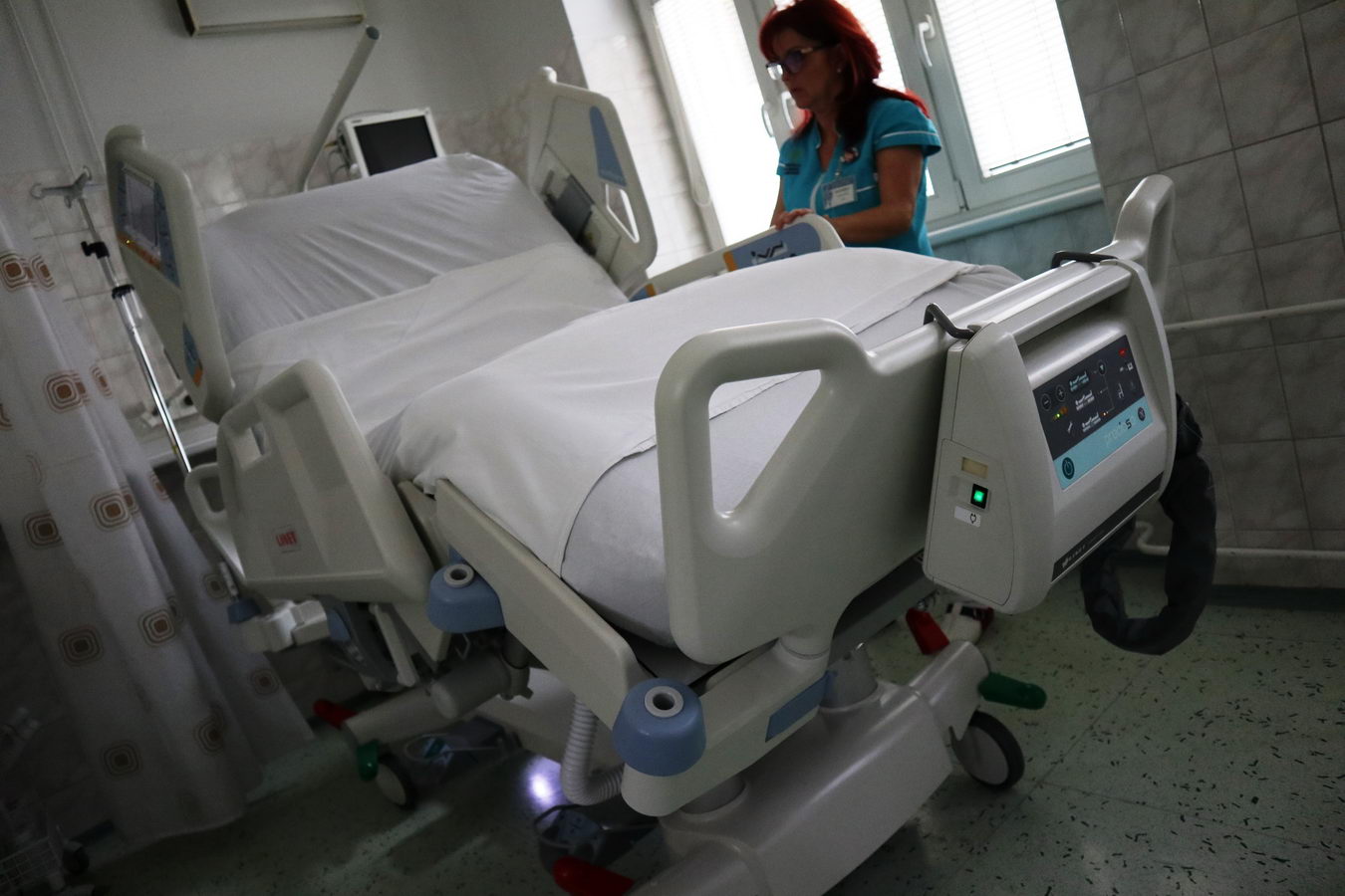 Nové postele umožňujú lepšie možnosti polohovania a jednoduchšiu manipuláciu s pacientom na lôžku Nové postele umožňujú lepšie možnosti polohovania a jednoduchšiu manipuláciu s pacientom na lôžku