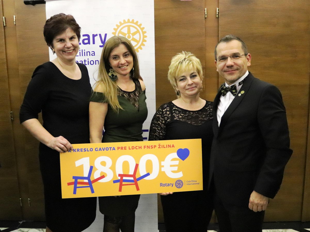 Členovia Rotary Club Žilina International (prvý a tretí sprava) so sestrami LDCH