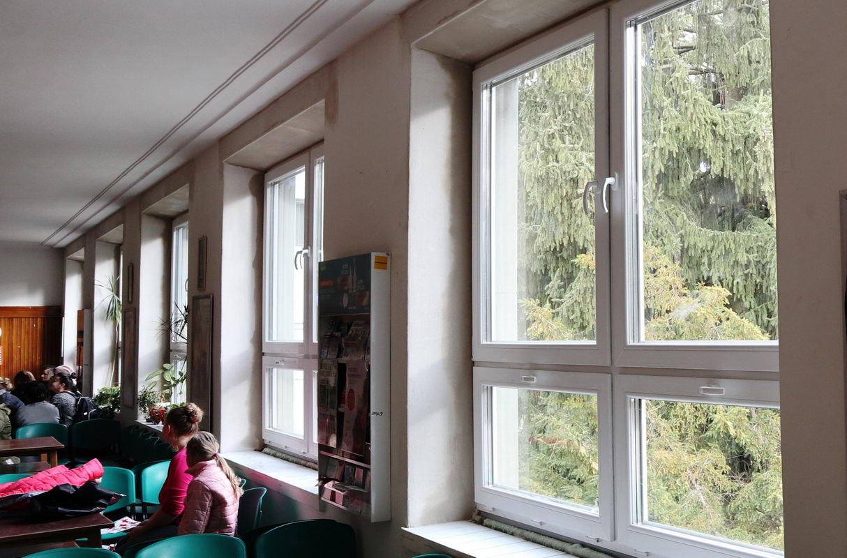 V detskej poliklinike sú už nové okná vo všetkých čakárňach V detskej poliklinike sú už nové okná vo všetkých čakárňach