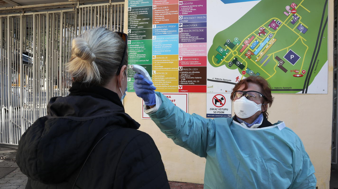 Pri vstupe do nemocnice prebieha kontrola a triedenie pacientov Pri vstupe do nemocnice prebieha kontrola a triedenie pacientov