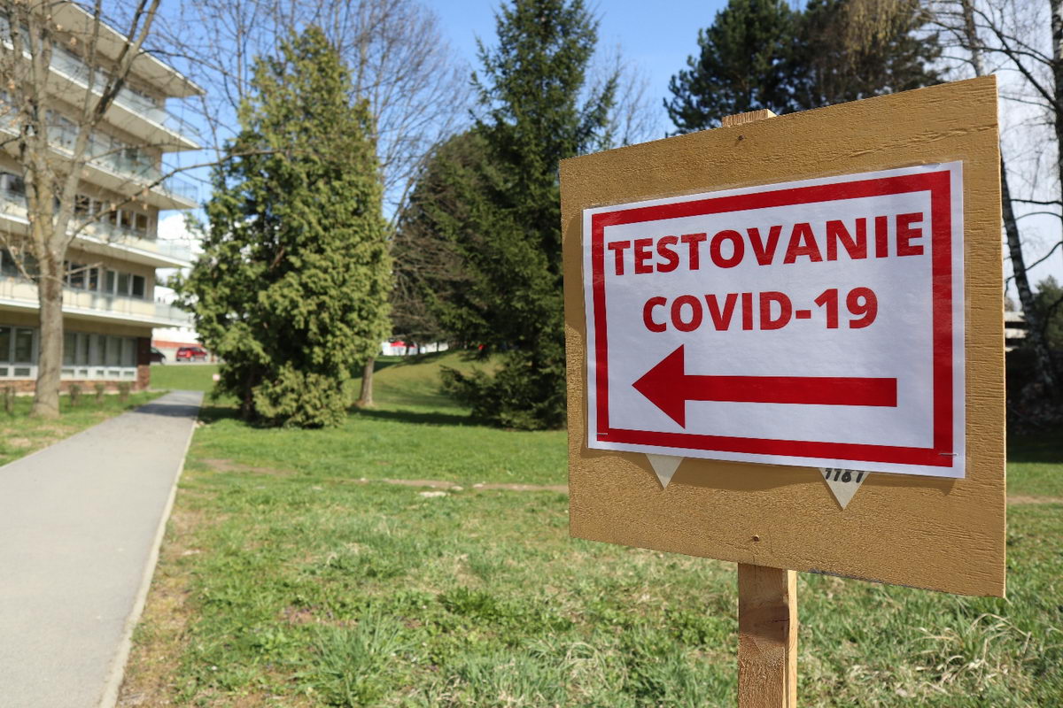 K odbernému miestu navedú pacientov smerové značky K odbernému miestu navedú pacientov smerové značky