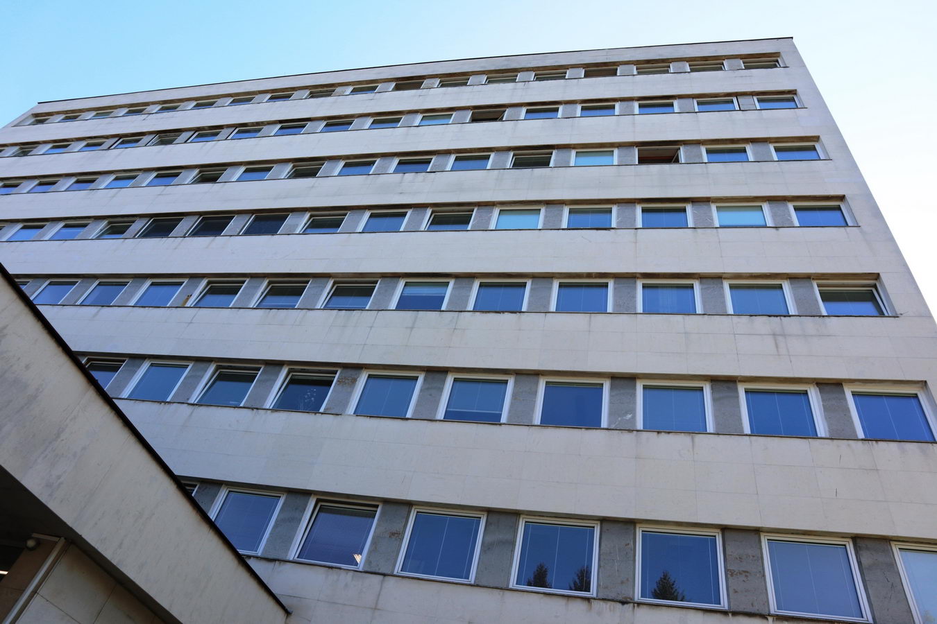 Nové okná v hlavnej budove polikliniky Nové okná v hlavnej budove polikliniky