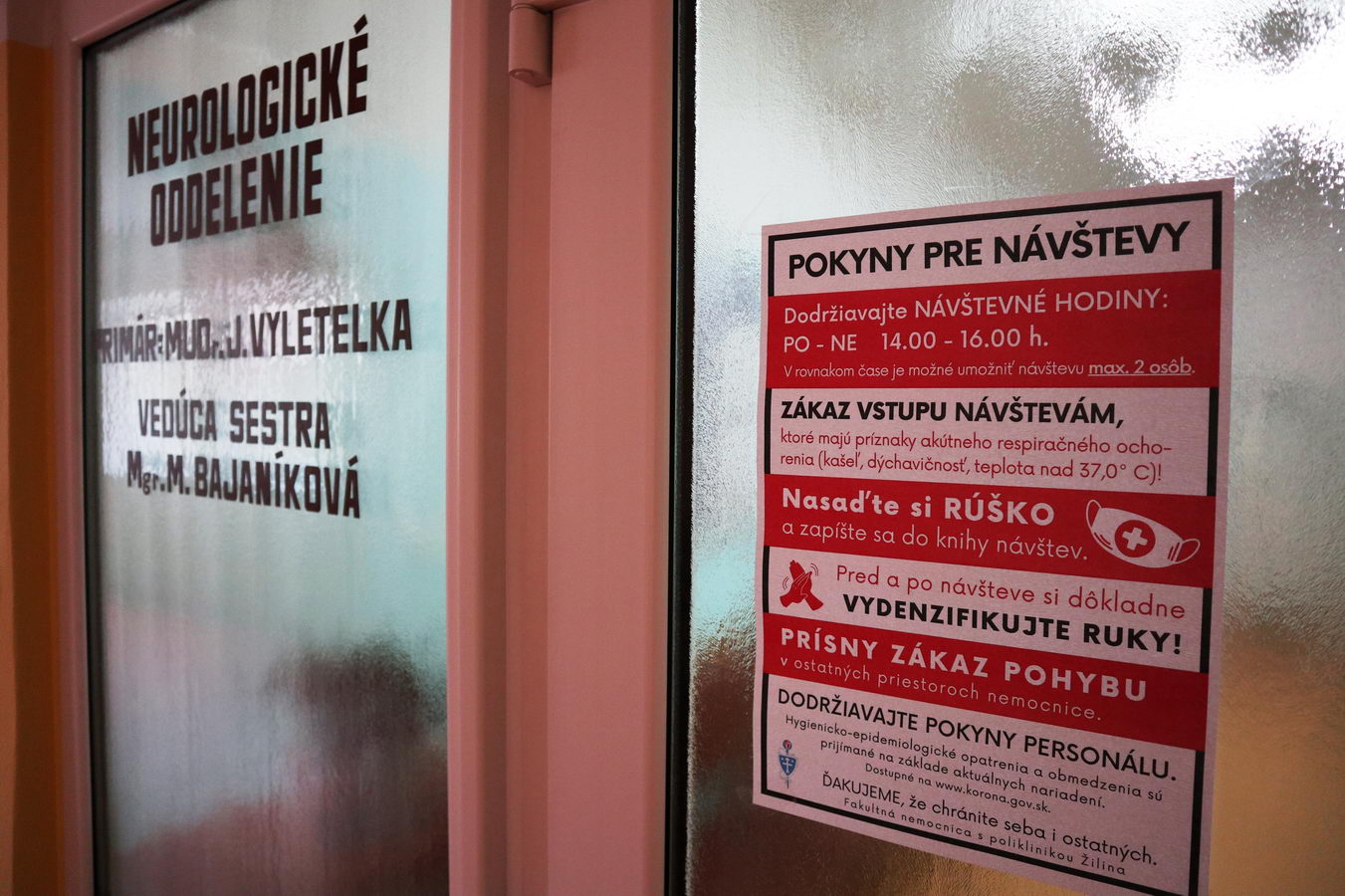 Návštevy musia v nemocnici dodržiavať bezpečnostné opatrenia Návštevy musia v nemocnici dodržiavať bezpečnostné opatrenia