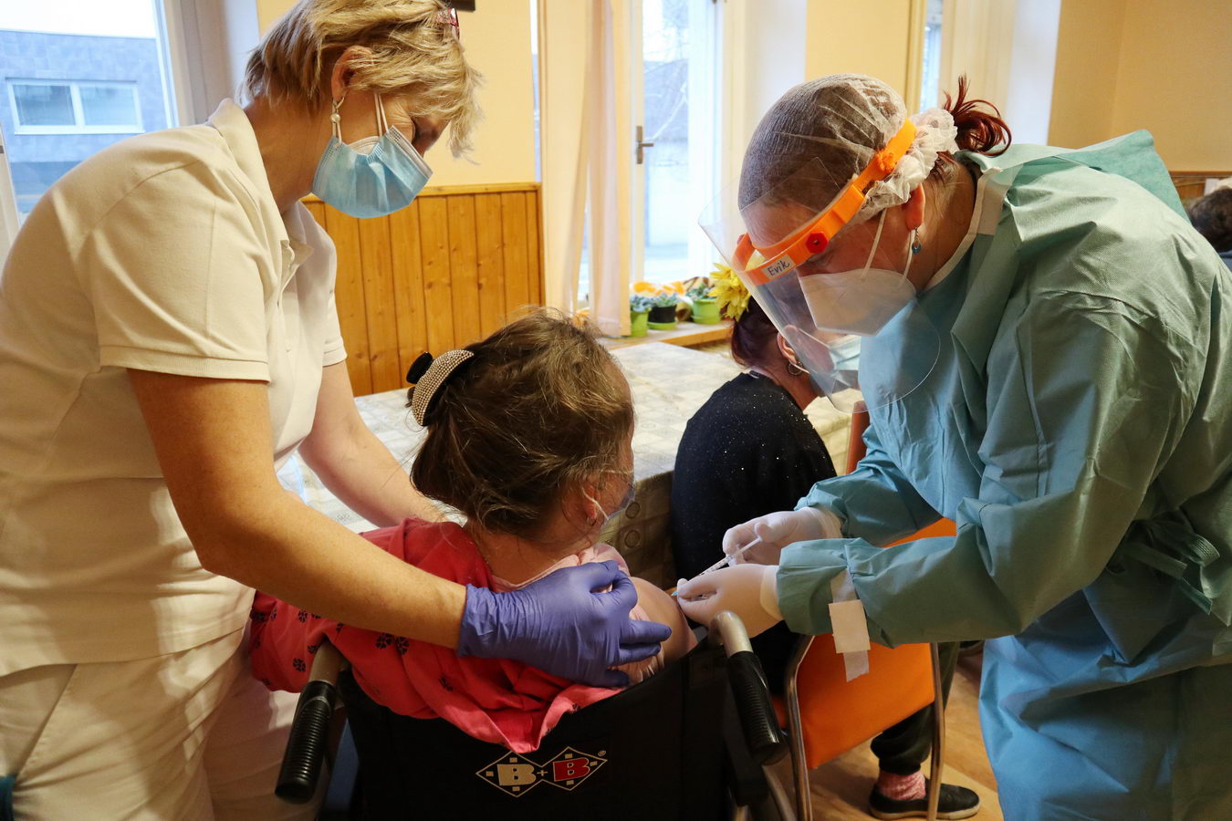 V zariadeniach pre seniorov očkuje výjazdový tím žilinskej nemocnice V zariadeniach pre seniorov očkuje výjazdový tím žilinskej nemocnice