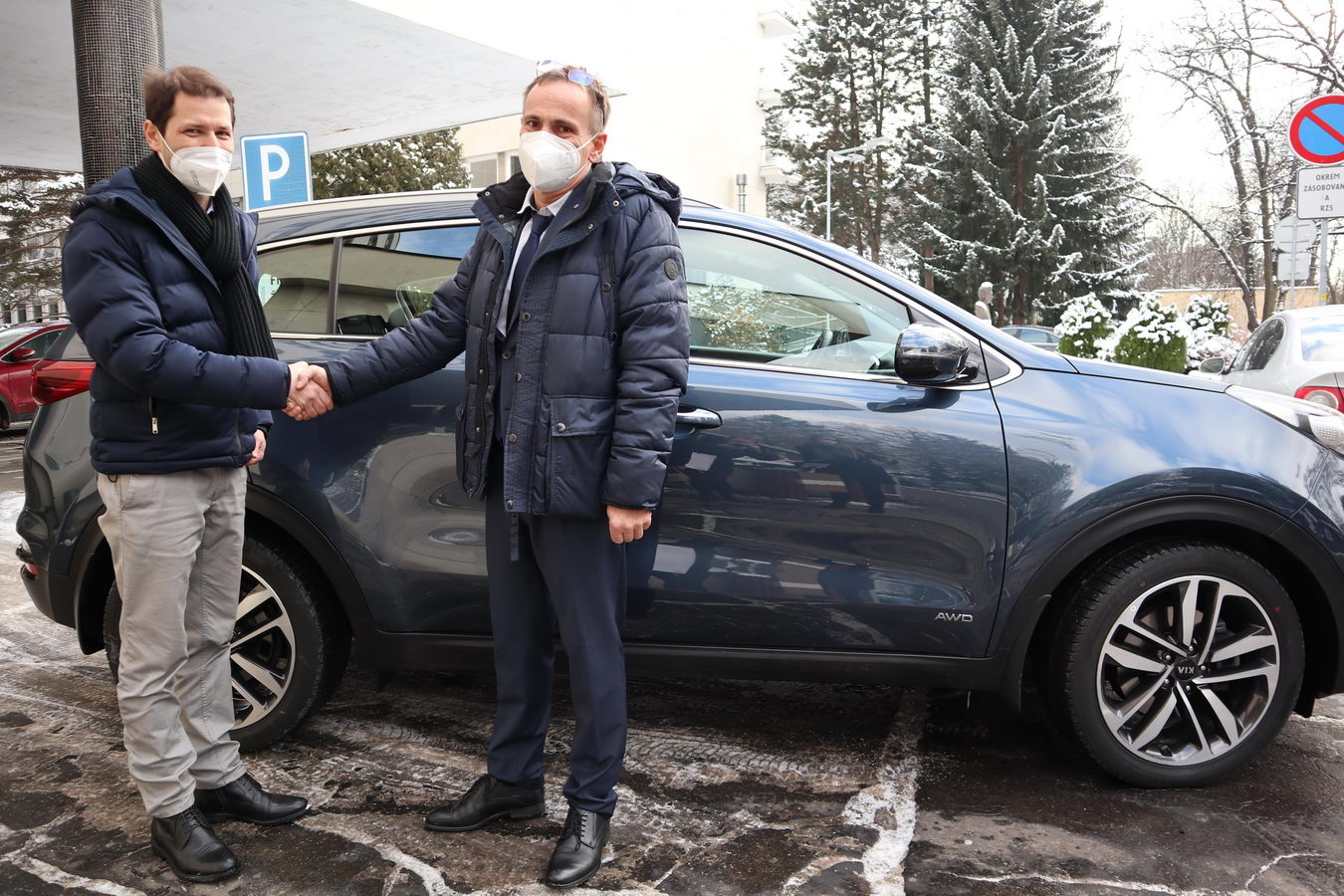 Riaditeľ žilinskej nemocnice E. Dorčík prevzal výpožičku vozidla Kia od správcu Nadácie Kia Slovakia Tomáša Kováča