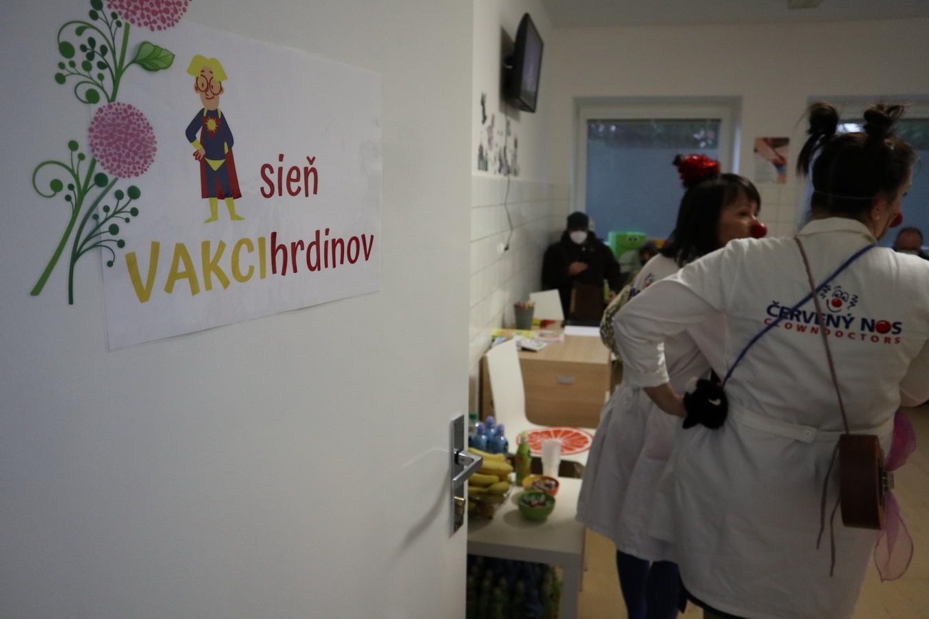 Deťom spríjemnili očkovanie aj zdravotní klauni Deťom spríjemnili očkovanie aj zdravotní klauni